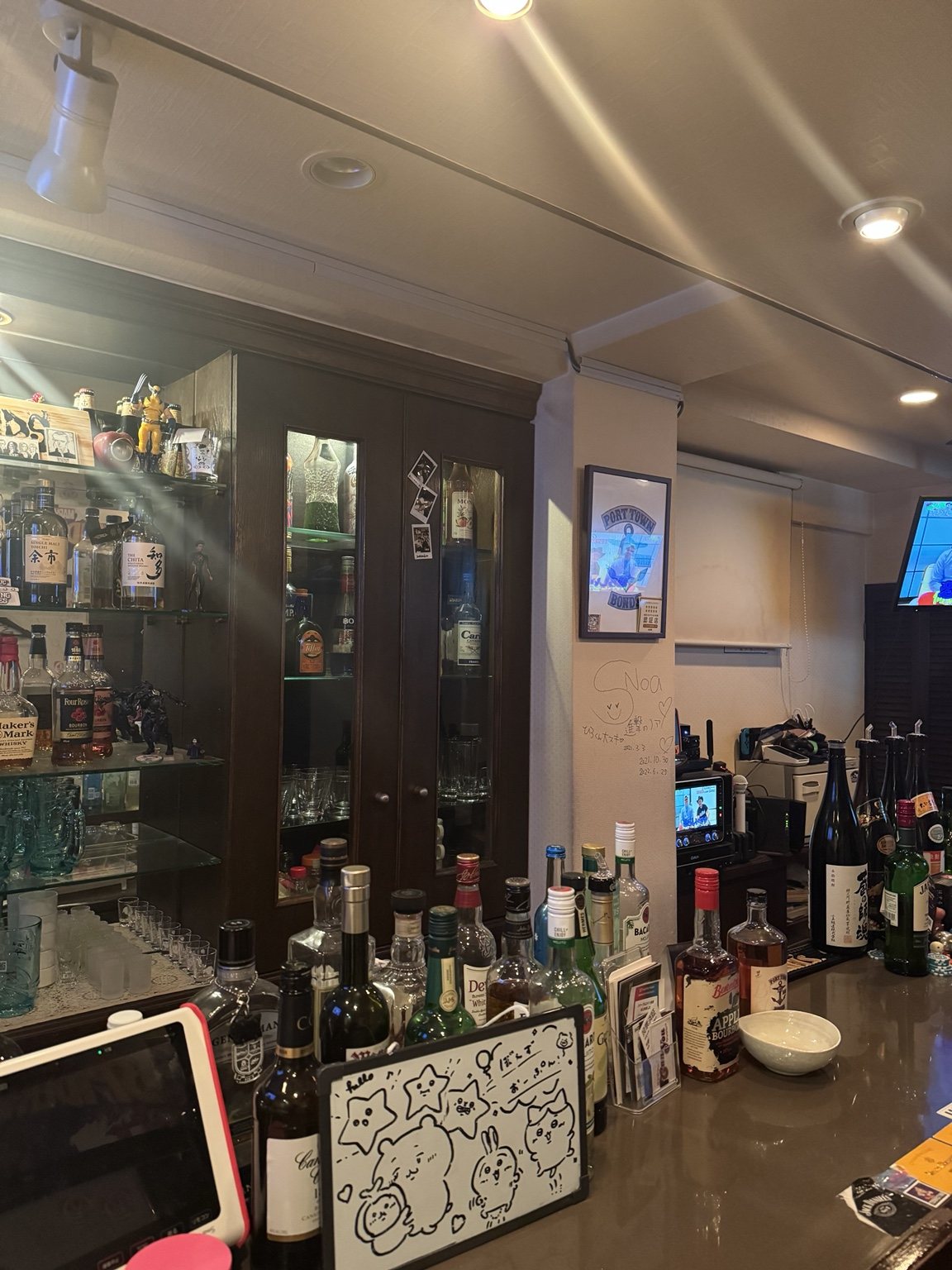 Bar BONDSの実際の店内。カウンターと並んだボトル