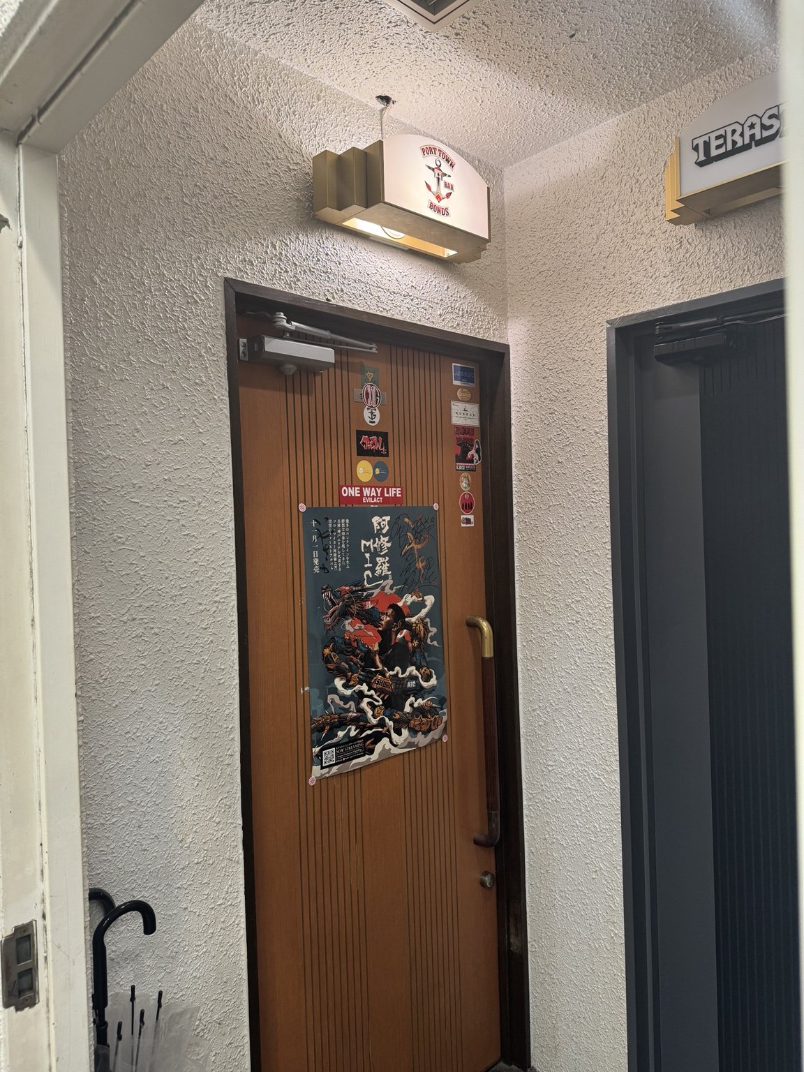 3階のBar BONDS店舗ドア。木製の扉の上にBONDSの看板